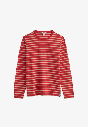 Rot-beige gestreiftes Langarmshirt mit Rundhalsausschnitt und kleinem blauen Etikett an der unteren Seitennaht.