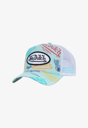 Gorra de camionero en azul claro con malla blanca en la parte posterior. Presenta impresiones de logotipos en tonos naranja, teal y rojo. Visera curvada y cierre ajustable a presión.