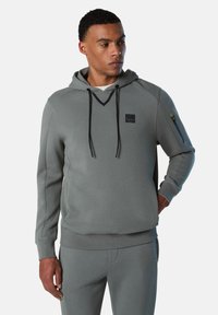 Felpa grigia con cappuccio e cordini, dall design a V. Presenta un'etichetta con logo sul petto e una tasca con zip sulla manica. Tessuto morbido.