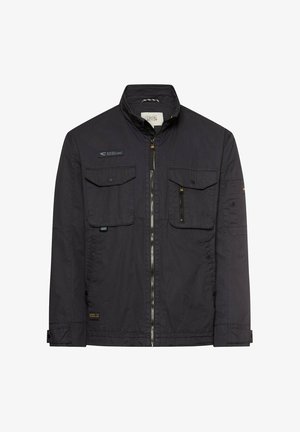 Zwarte lichtgewichtjas met hoge kraag, ritssluiting aan de voorkant, twee borstzakken met kleppen en knoopmanchetten, ontworpen voor gebruik buitenshuis.