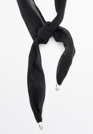Écharpe en soie noire, légère avec une texture transparente, nouée au centre, avec des embouts en métal argenté aux extrémités.
