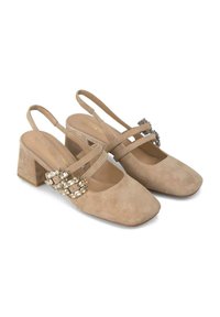 Scarpe slingback in suede beige con punta quadrata e tacco largo. Caratterizzate da doppie cinghie con eleganti dettagli in strass.