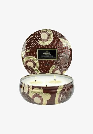 Rund Voluspa Forbidden Fig duftlys i blik med blomstret prægning på låget og tre tændte væger.