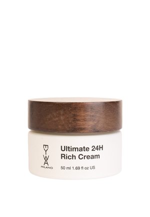 Barattolo bianco con coperchio in legno marrone. L'etichetta mostra "Ultimate 24H Rich Cream," 50 ml. Forma semplice e rotonda, finitura opaca sul barattolo.