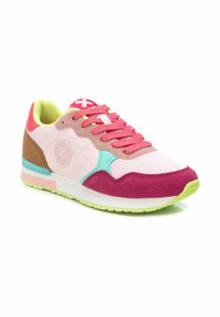 Zapatilla multicolor con malla rosa, gamuza morada y acentos verdes. Media suela blanca y suela de goma con un patrón texturizado.