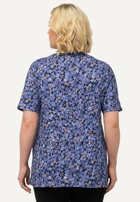 Ulla Popken FABULOUS SHORT SLEEVE - Triko s potiskem - dark sky blue