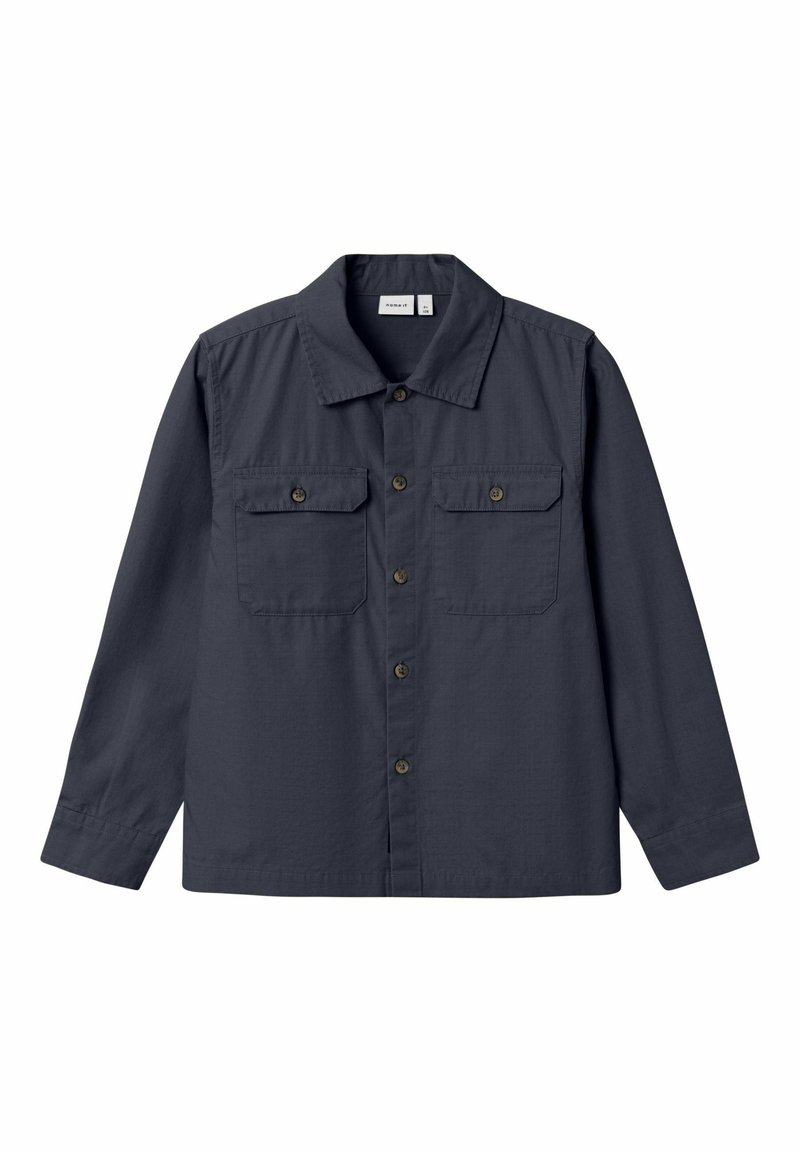 Camicia blu navy con bottoni, colletto, due tasche sul petto e maniche lunghe. Realizzata in tessuto leggero, presenta dettagli di cucitura semplici.