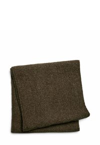 Coperta marrone intrecciata con motivo a spina di pesce, caratterizzata da una texture morbida e un aspetto piegato. Adatta per calore e comfort.