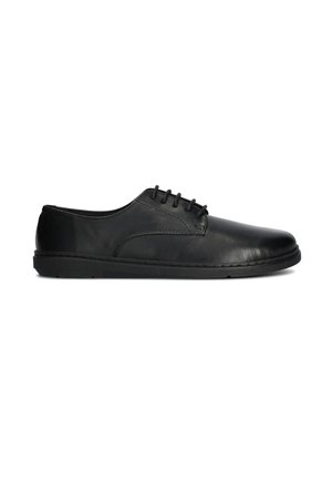Scarpa Oxford nera in pelle con lacci, suola bassa, dettaglio cuciture laterali e punta arrotondata, vista di profilo laterale.
