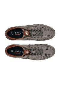 Zapatillas de ante gris con diseño perforado, detalles en cuero marrón, logotipo redondo y cordones planos. Se indica la talla 42 en el interior.