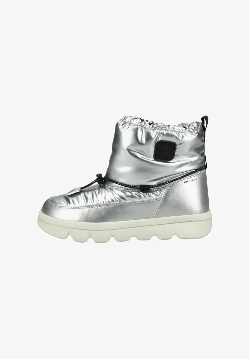 Botín de tobillo plateado e impermeable con un upper brillante y acolchado, cuello elástico y una suela de goma blanca. Cuenta con cierre de cordón y acento de logo.