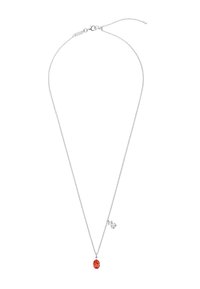 Collar de cadena de plata con un colgante de piedra ovalada naranja, con un pequeño charm transparente cerca del broche.