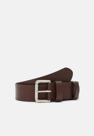 Ceinture en cuir brun ornée d'une boucle en métal argenté, texture lisse et une extrémité légèrement courbée avec un détail de logo en relief.