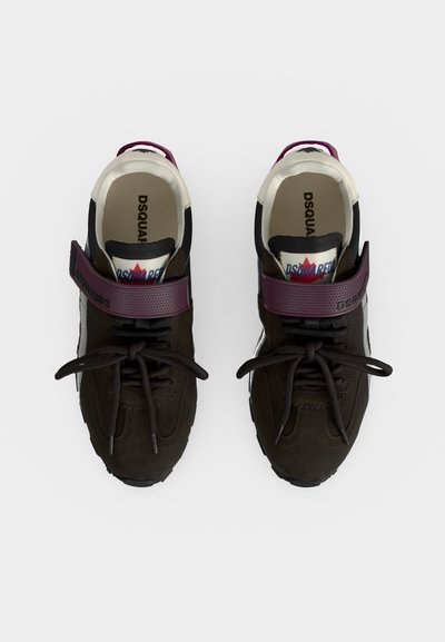 Paire de baskets Dsquared2 noir et blanc avec des sangles bordeaux et des lacets noirs, vue de dessus sur fond blanc.