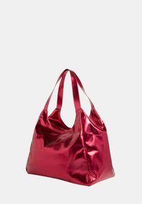 Borsa rossa lucida realizzata in tessuto metallico. Design morbido con due tracolle e un ampio interno. Senza hardware visibile o motivi.