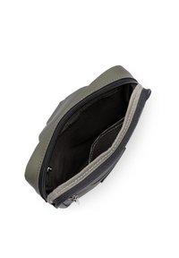 Custodia con zip in tessuto verde testurizzato, con un interno grigio e cucitura bianca sui bordi. Presenta un singolo scomparto e una zip resistente.