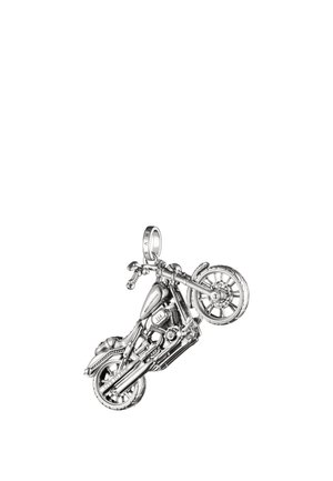 Ciondolo motociclo in argento con motore dettagliato, ruote e manubrio, con testo inciso sul serbatoio del carburante e sul tubo di scarico.