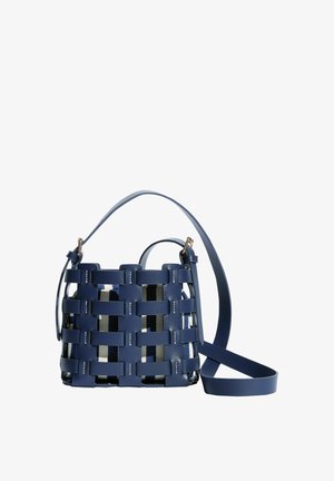 Blå læderhåndtaske med flettet mønster, bred skulderrem og en stribet stofindvendig pouch.