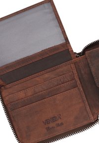 Brązowy portfel skórzany z zamkiem błyskawicznym. Posiada kilka przegródek na karty, przezroczyste okienko na dowód tożsamości oraz tłoczone logo. Teksturowana powierzchnia.