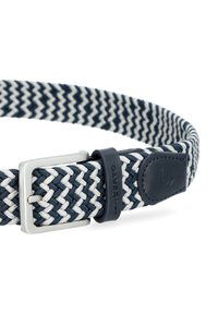 Tkanie pas w kolorze granatowym i białym, z wzorem w zygzak. Skórzane akcenty i srebrna metalowa klamra w kształcie prostokąta.