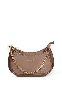 Borsa a mano in pelle marrone con finitura testurizzata, dotata di tracolla a catena dorata, chiusure con cerniera e il nome del marchio "pierre cardin" impresso sulla parte anteriore.