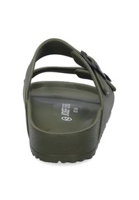 Infradito verde oliva con materiale testurizzato, dotate di cinturini regolabili e suola piatta. Il design presenta un logo prominente sotto la suola.