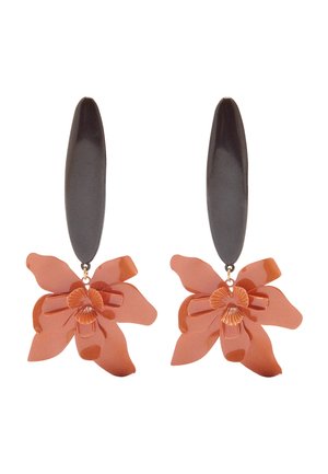 Długie czarne owalne kolczyki z dużymi zawieszkami w kształcie koralowych kwiatów, ozdobione płatkami i muszlami.