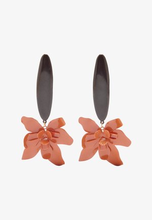 Długie czarne owalne kolczyki z dużymi zawieszkami w kształcie koralowych kwiatów, ozdobione płatkami i muszlami.