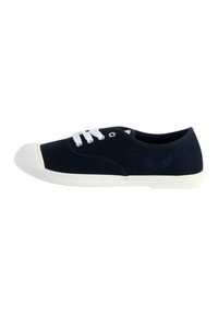 Sneaker in tela blu con punta e suola in gomma bianca; presenta lacci bianchi e occhielli in metallo; include un piccolo logo sul tallone.