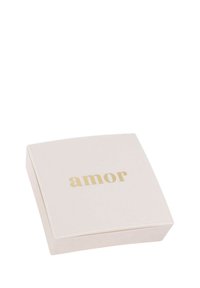 Caja cuadrada de color rosa empolvado con esquinas redondeadas, con la palabra "amor" en letras doradas en la tapa. Textura suave. Diseño cerrado.