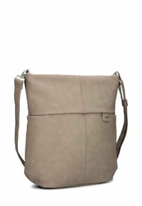 Borsa a spalla in pelle sintetica grigia con hardware argentato, chiusura a zip, dettagli di cucitura diagonale e tracolla regolabile.