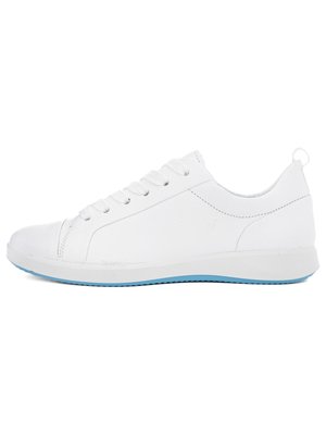 Hvid lav sneaker med snørelukning foran, glat læderoverdel og lyseblå gummisål vist i sideprofil.