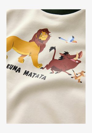 Beige Sweatshirt mit grünem geripptem Halsausschnitt, der cartoonhafte Löwen, ein Warzenschwein und einen Vogel zeigt, mit dem Text "KUNA MATATA" darunter.
