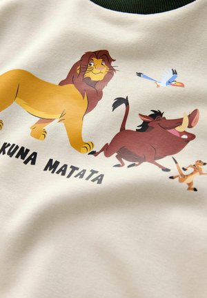 Beige mikina se zeleným žebrovaným výstřihem, na které jsou kreslené lvy, warthog a pták, s textem "KUNA MATATA" níže.