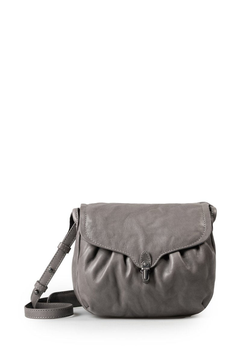 Borsa a tracolla in pelle grigia con pattina pieghevole, texture arricciata, tracolla regolabile e un piccolo dettaglio in metallo.