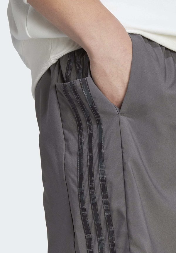 AEROREADY ESSENTIALS CHELSEA 3-STRIPES - Sports shorts3