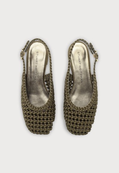 Paire de sandales slingback tissées vert olive avec bouts carrés et boucles dorées, marquées Stuart Weitzman sur les semelles intérieures.