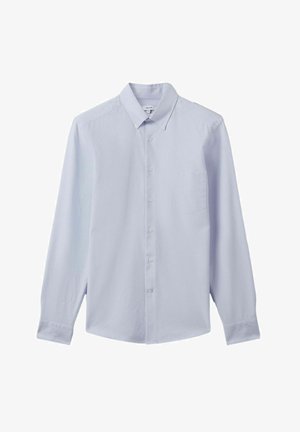 Světle modrá košile s dlouhým rukávem a knoflíkovým zapínáním vyrobená z tkané látky. Obsahuje špičatý límec a kapsu na levé hrudi se zapínáním na jeden knoflík.
