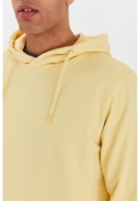 Gele hoodie met een zachte textuur en een koorddetail, met een relaxte pasvorm en een rechte snit aan de zoom.