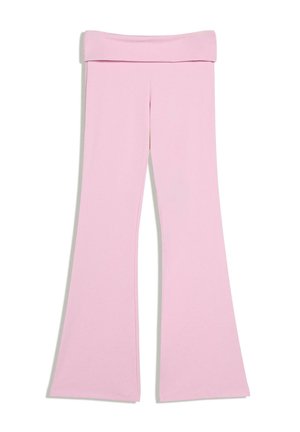 Svetloružové zvonové nohavice so širokým zloženým pásom, položené na bielom pozadí.