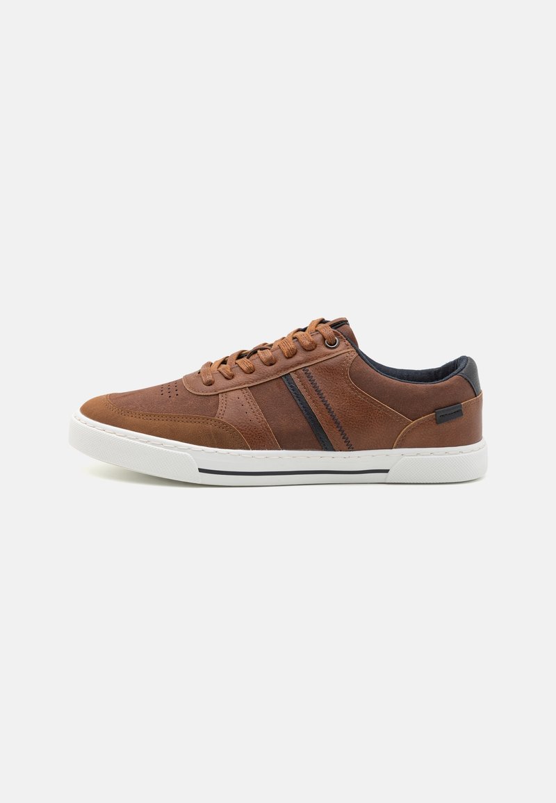 Baskets en cuir marron à lacets avec semelle blanche, détail bande noire sur le côté et accent noir au talon.