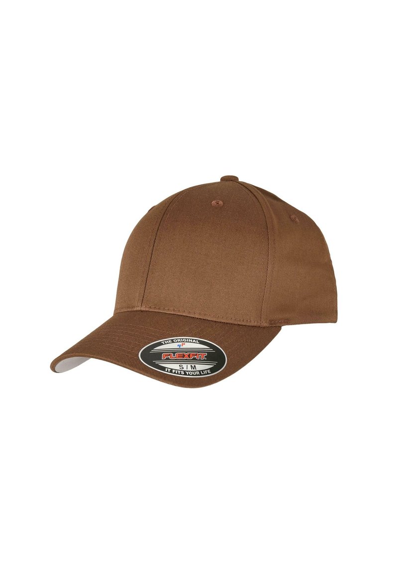 Bruine pet met een gebogen klep, gemaakt van textuurstof. Bevat een logopatch aan de voorkant en heeft een effen kleurdesign.