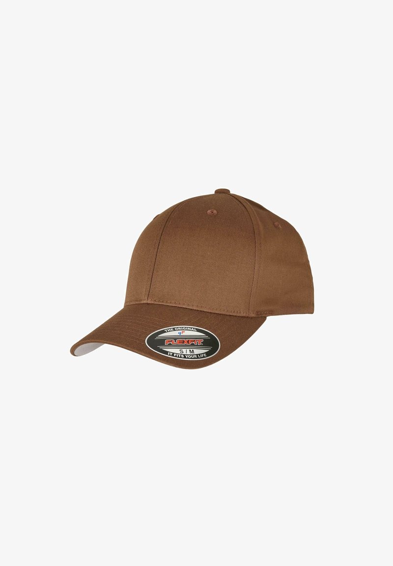 Bruine pet met een gebogen klep, gemaakt van textuurstof. Bevat een logopatch aan de voorkant en heeft een effen kleurdesign.