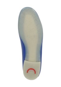 Blauer Schuh mit einer glatten Oberseite, transparente Gummisohle mit einem roten kreisförmigen Akzent; strukturierter Innenraum mit einem Markennamen.