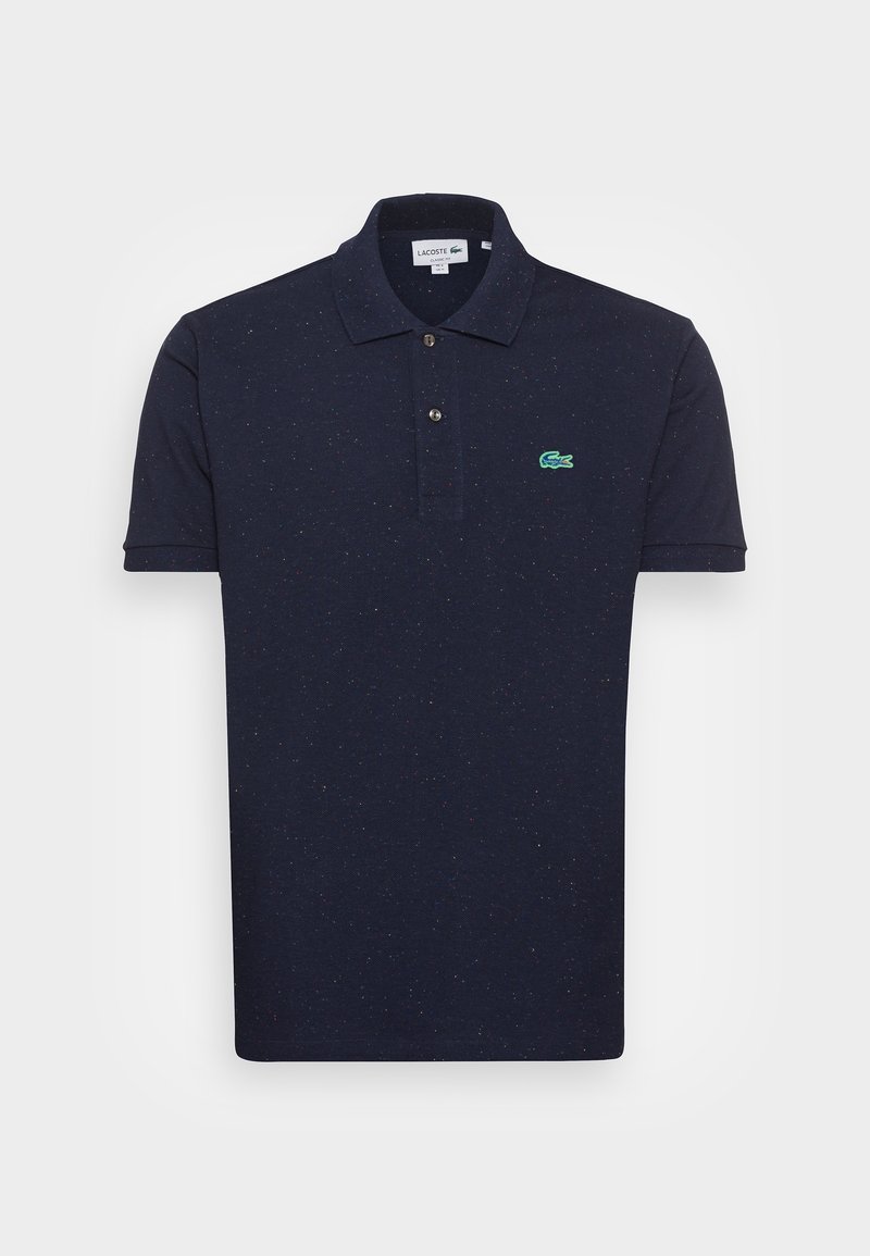 Polo bleu marine à manches courtes avec deux boutons et petit logo crocodile vert sur la poitrine gauche.