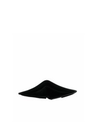 Chaussure plate noire à bout pointu, profil bas et design épuré et minimaliste.