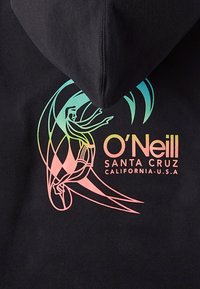 Zwarte hoodie met een kleurrijk grafisch ontwerp van een surfer, met de tekst "O'Neill Santa Cruz California U.S.A." in roze en oranje.