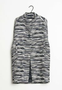 Stickad textilväst i ett marinblått och vitt randigt mönster, med hög krage, en knappstängning och två funktionella fickor.