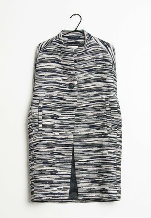 Stickad textilväst i ett marinblått och vitt randigt mönster, med hög krage, en knappstängning och två funktionella fickor.