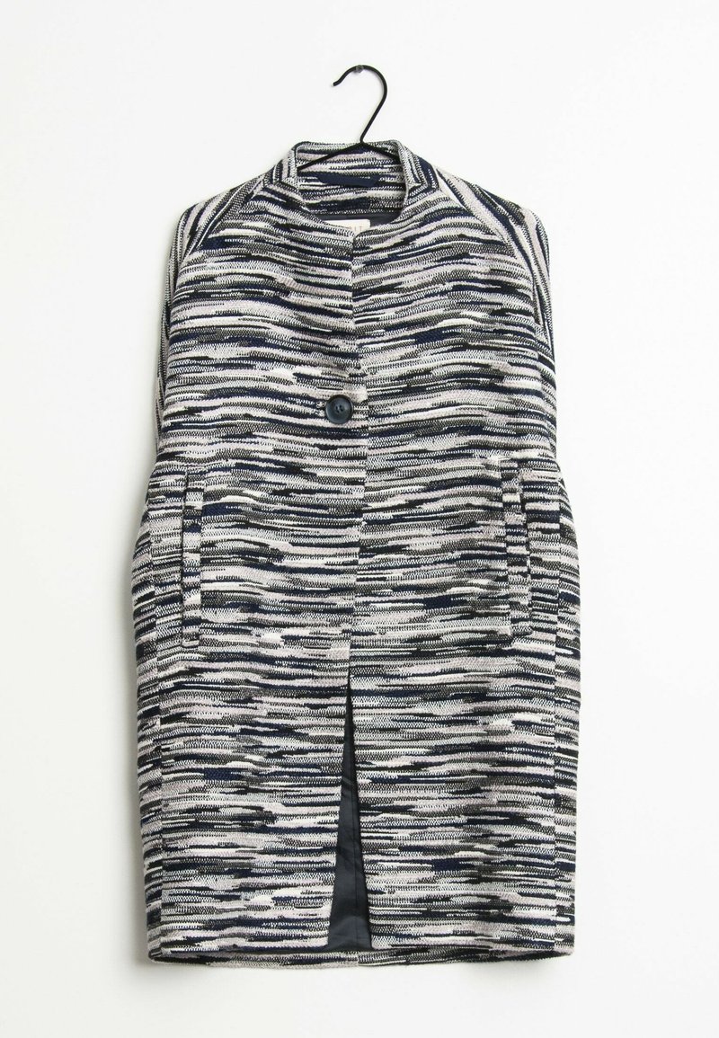 Stickad textilväst i ett marinblått och vitt randigt mönster, med hög krage, en knappstängning och två funktionella fickor.